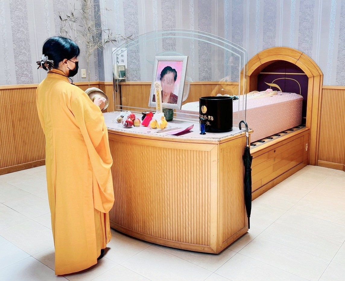 法師為往生者誦經的臨終儀式