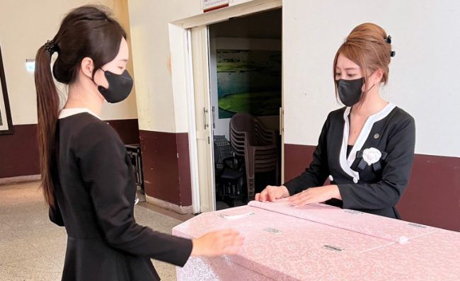 羽田禮儀社服務人員為往生者整理儀容