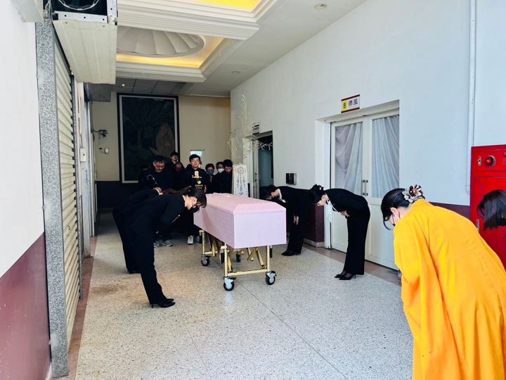 羽田人員協助家屬行禮